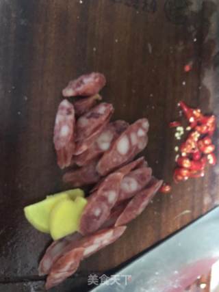 花菜炒腊肠的做法步骤：1