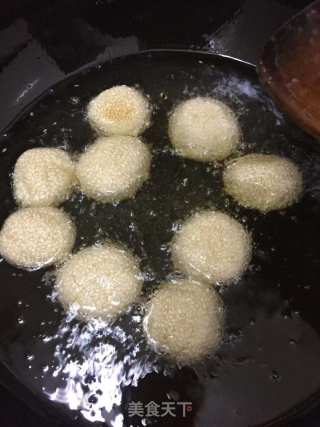 四川妹教你做麻球，掌握这个窍门，不掉芝麻不爆开，麻香松脆的做法步骤：7