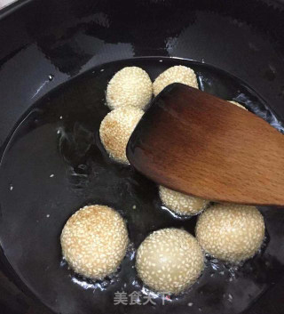 四川妹教你做麻球，掌握这个窍门，不掉芝麻不爆开，麻香松脆的做法步骤：8