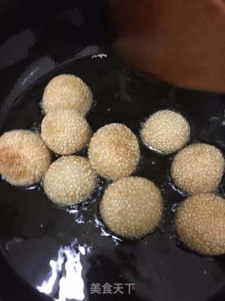 四川妹教你做麻球，掌握这个窍门，不掉芝麻不爆开，麻香松脆的做法步骤：9