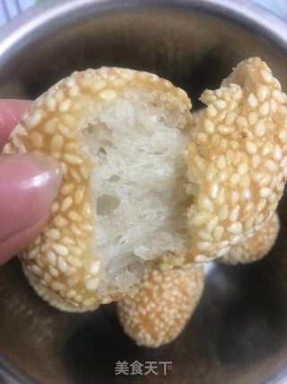 四川妹教你做麻球，掌握这个窍门，不掉芝麻不爆开，麻香松脆的做法步骤：10