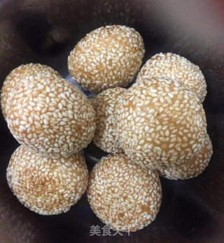 四川妹教你做麻球，掌握这个窍门，不掉芝麻不爆开，麻香松脆的做法步骤：11