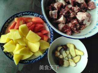 牛腩炖土豆萝卜的做法步骤：1