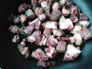牛腩炖土豆萝卜的做法步骤：2