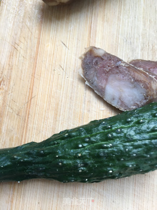 “腊味”腊肠拌黄瓜的做法步骤：2