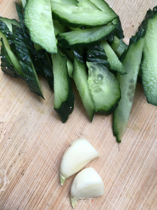 “腊味”腊肠拌黄瓜的做法步骤：3