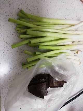 蒜叶炒豆干的做法步骤：1
