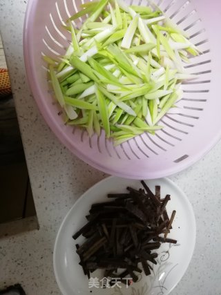 蒜叶炒豆干的做法步骤：2