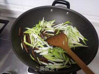 蒜叶炒豆干的做法步骤：5
