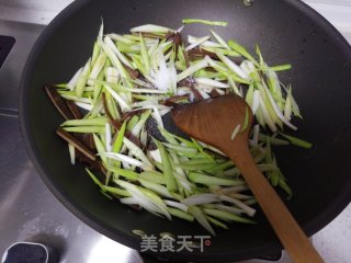 蒜叶炒豆干的做法步骤：6