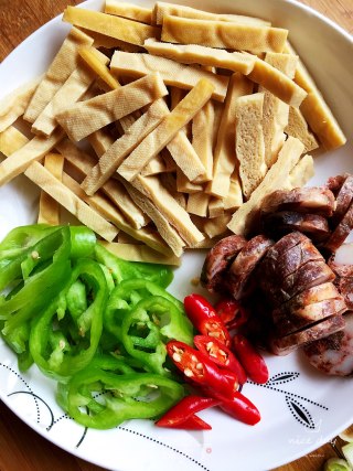 腊肠尖椒炒豆干的做法步骤：1