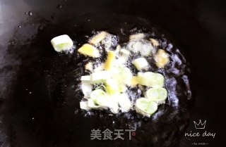 腊肠尖椒炒豆干的做法步骤：3