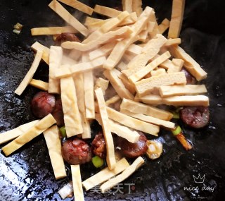 腊肠尖椒炒豆干的做法步骤：8