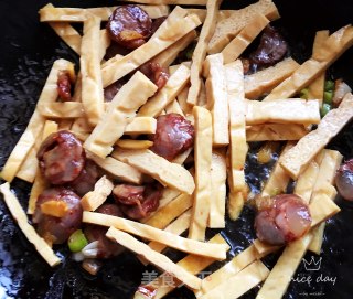 腊肠尖椒炒豆干的做法步骤：9
