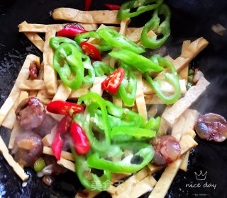 腊肠尖椒炒豆干的做法步骤：10