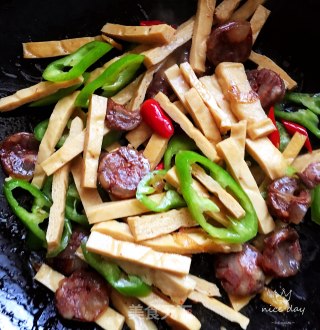 腊肠尖椒炒豆干的做法步骤：11