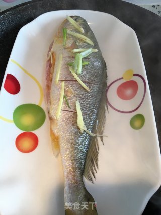 清蒸黄花鱼的做法步骤：2