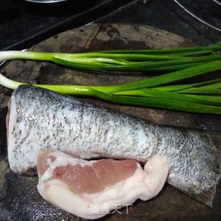 鲢鱼腩肉煲的做法步骤：1