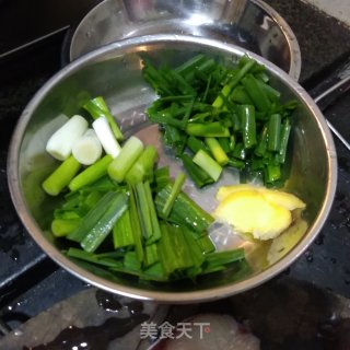 鲢鱼腩肉煲的做法步骤：2