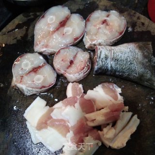 鲢鱼腩肉煲的做法步骤：3