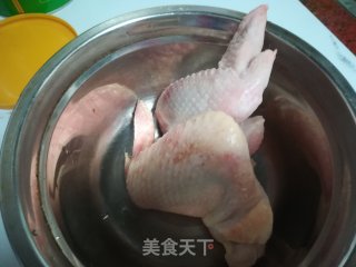 鸡翅煲虫草花汤的做法步骤：1