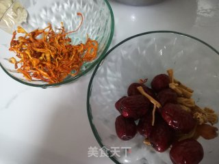 鸡翅煲虫草花汤的做法步骤：2