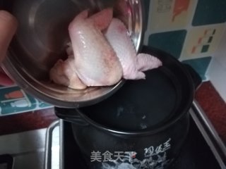 鸡翅煲虫草花汤的做法步骤：4