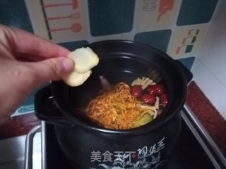 鸡翅煲虫草花汤的做法步骤：7