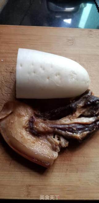 腊肉蒸白萝卜的做法步骤：1