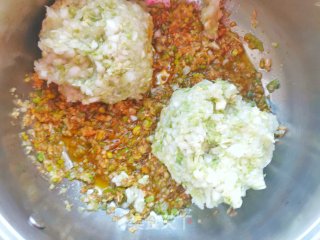 冬天经常吃白菜不仅润肠通便，而且做成馅饼一上餐桌立马一扫而空的做法步骤：6