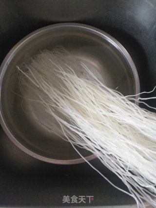 白菜肉片炒米粉的做法步骤：1