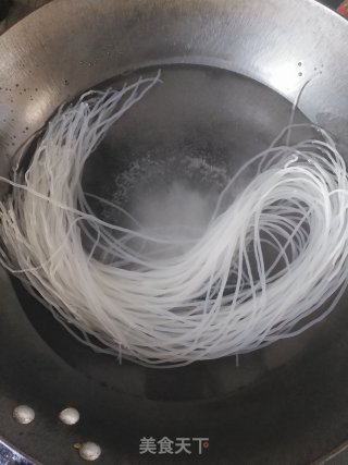 白菜肉片炒米粉的做法步骤：2
