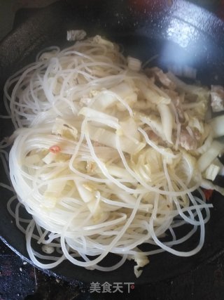 白菜肉片炒米粉的做法步骤：7