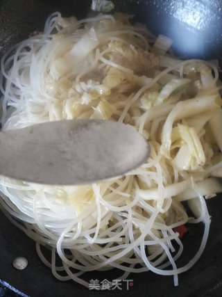 白菜肉片炒米粉的做法步骤：8