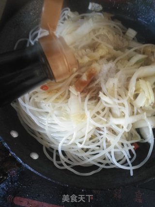 白菜肉片炒米粉的做法步骤：9