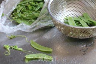 荷兰豆炒腊肠的做法步骤：2