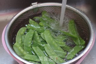 荷兰豆炒腊肠的做法步骤：3