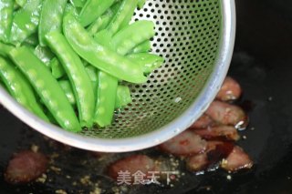 荷兰豆炒腊肠的做法步骤：11