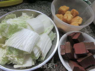 油豆腐鸭血煮大白菜的做法步骤：1