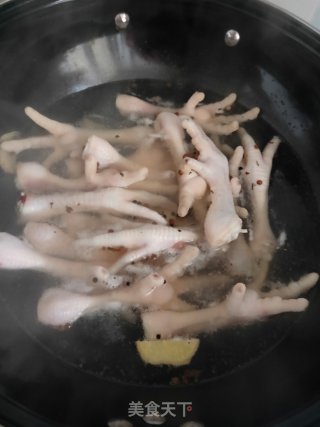 红烧鸡爪的做法步骤：1