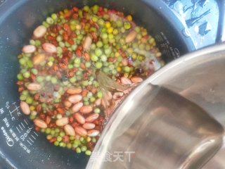 八种食材煮成的腊八粥：美味的同时经常喝还能美容养颜的做法步骤：2