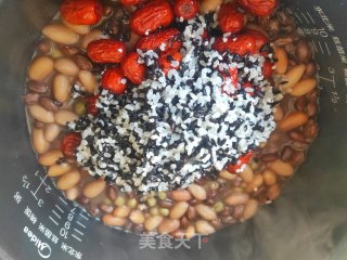 八种食材煮成的腊八粥：美味的同时经常喝还能美容养颜的做法步骤：4