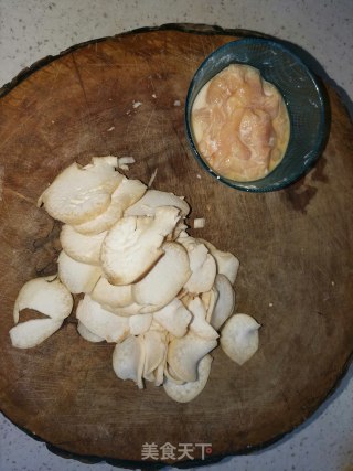 杏鲍菇木耳炒鸡片的做法步骤：2