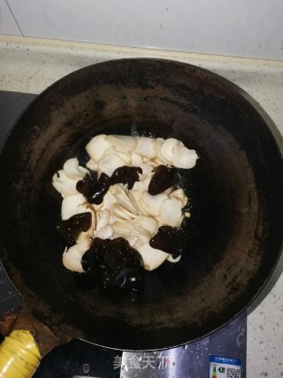 杏鲍菇木耳炒鸡片的做法步骤：4