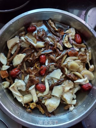 菌菇煲鸭子汤的做法步骤：2