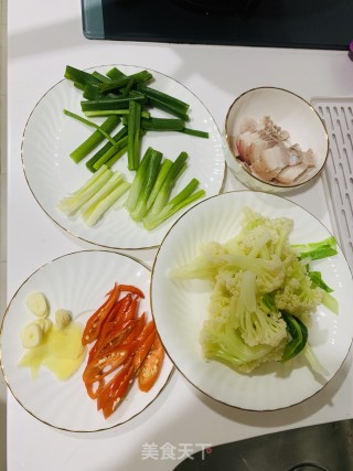 五花肉炒花菜的做法步骤：1