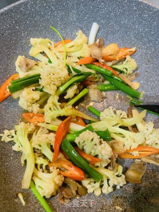 五花肉炒花菜的做法步骤：9
