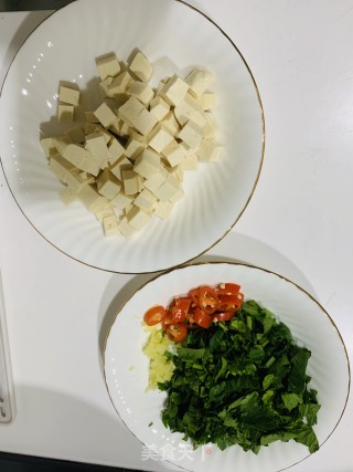 芹菜叶炒豆腐丁的做法步骤：1