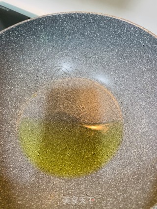 芹菜叶炒豆腐丁的做法步骤：2