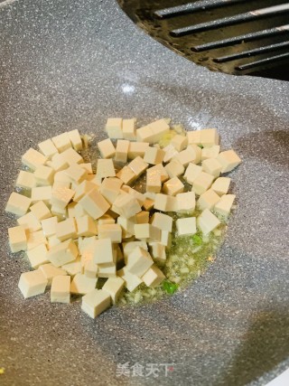 芹菜叶炒豆腐丁的做法步骤：4